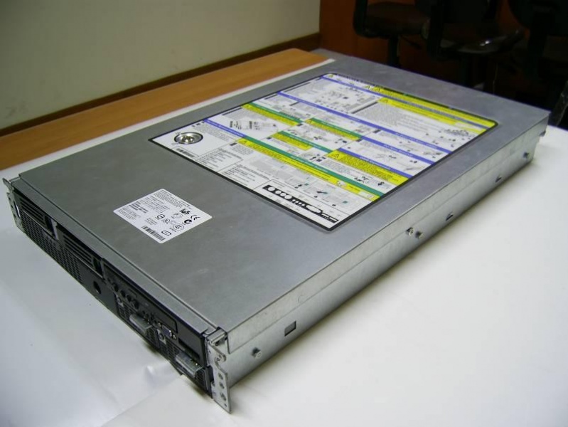 File:Server-SR870BH2-di-atas-meja.jpg