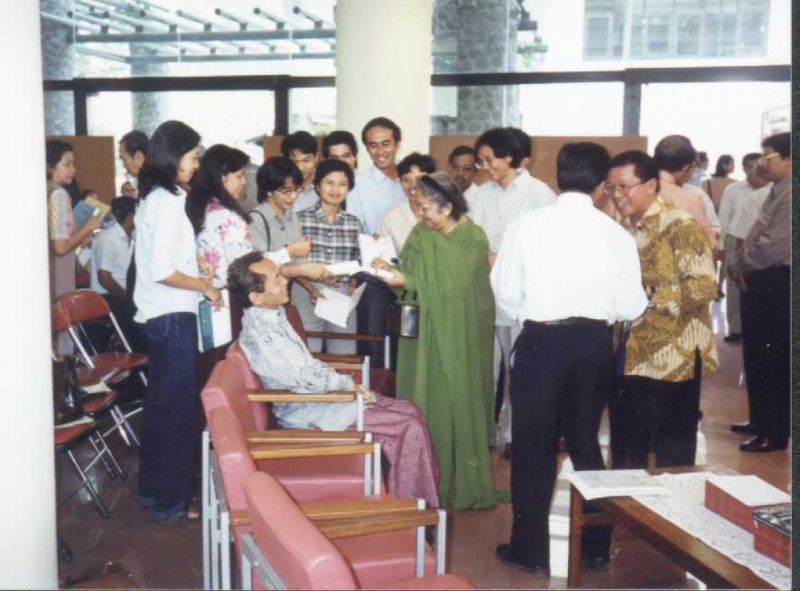 File:Peluncuran-buku-bapak-1-6-september-1999.jpg